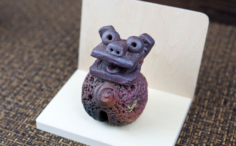 手びねりシーサー文鎮オス（口を開けている方）サンゴ焼き【台座